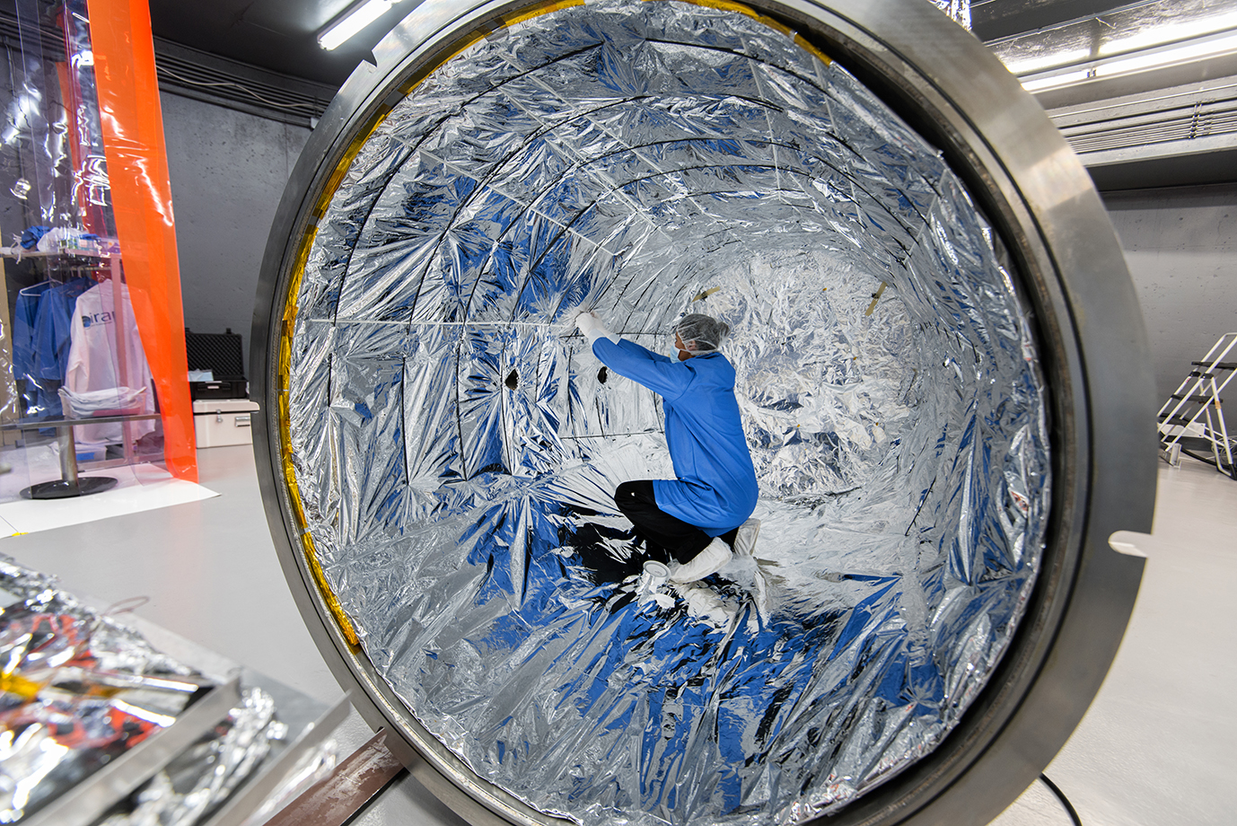 Le spectrographe est logé au cœur d’un cryostat refroidi à -200 °C et régulé en température à une précision de 0.001 °C.  Cette stabilité est indispensable pour détecter les mouvements d'images nanométriques qui trahiront la présence de planètes en orbite autour des étoiles observées. © Sébastien Chastanet, OMP/IRAP/CNRS.