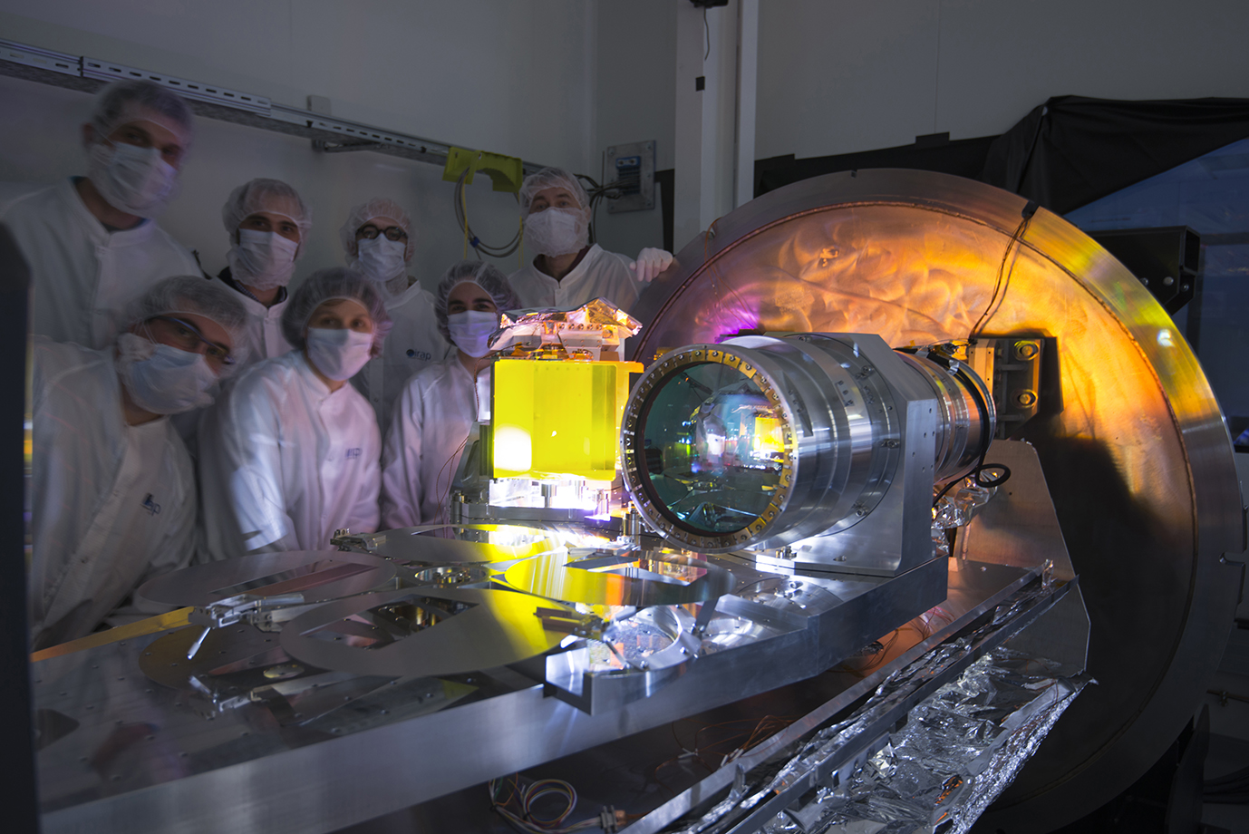 L’équipe SPIRou termine le montage des principales optiques du spectrographe à l’IRAP. © Sébastien Chastanet, OMP/IRAP/CNRS.