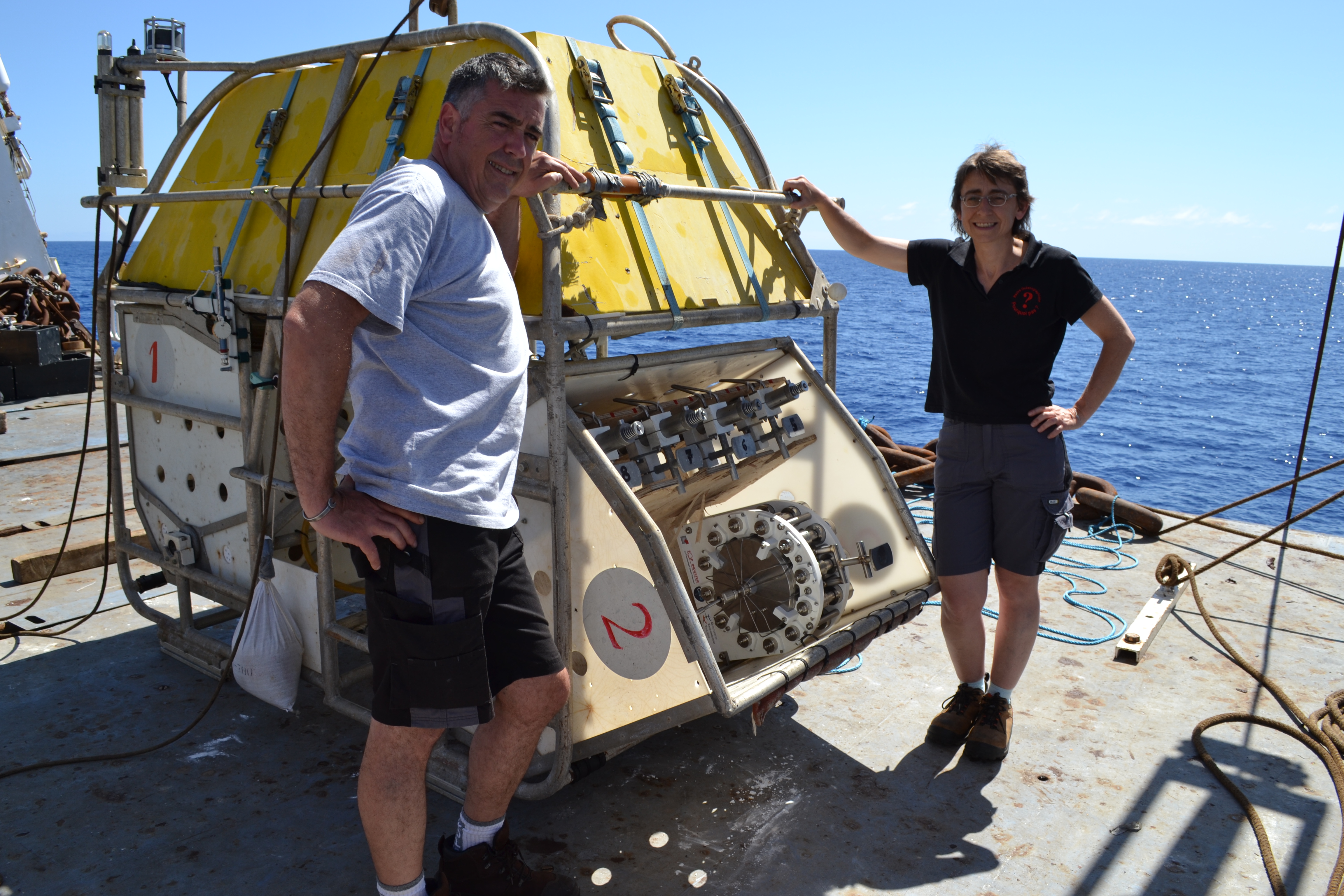 Le DEAFs prêt à être déposé en mer, avec V. Chavagnac et A.Castillo