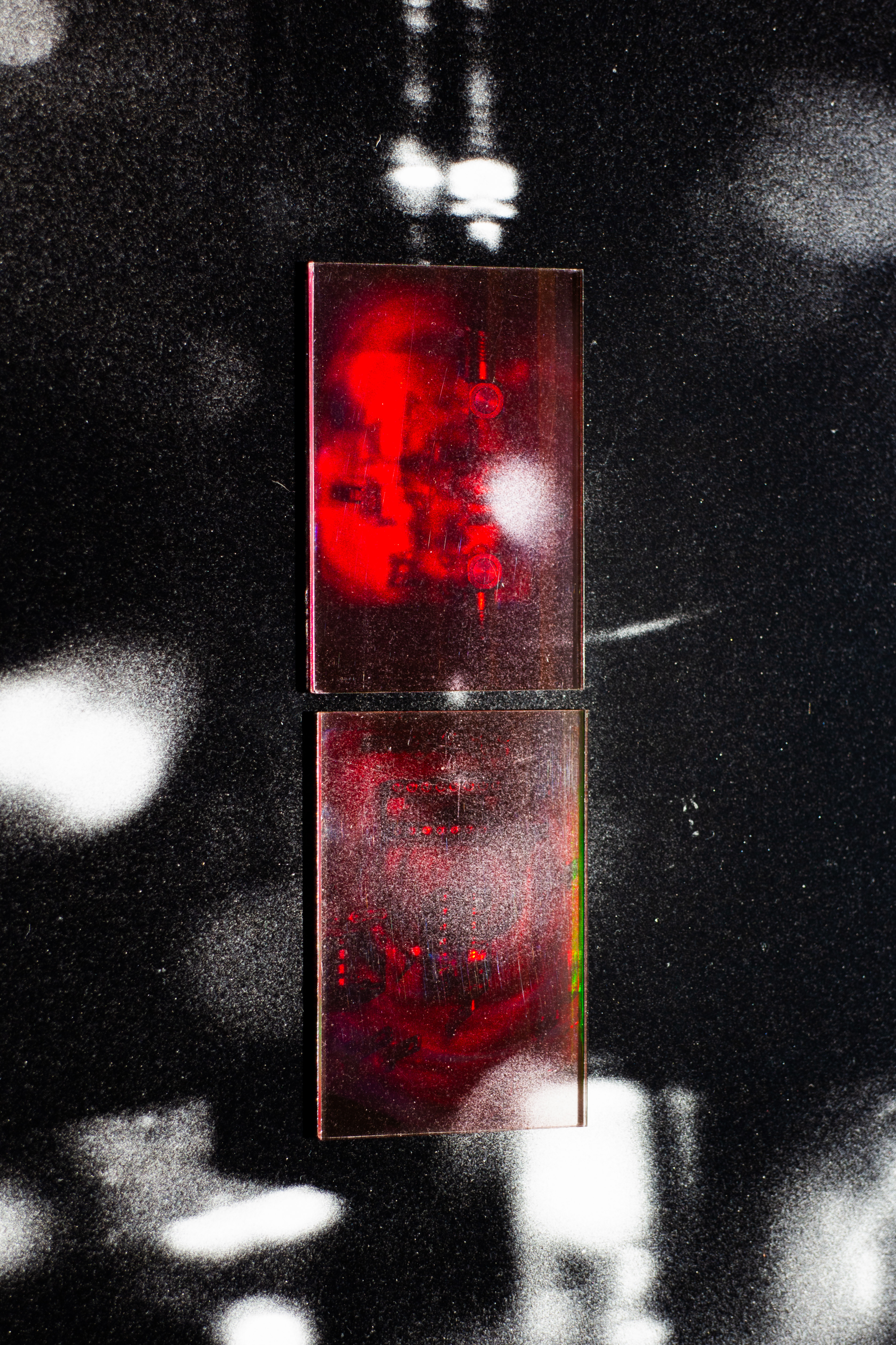 © The very pulse of the machine, inframince, 2026, tirage argentique, hologrammes sur verre de Sara Bensaltana
