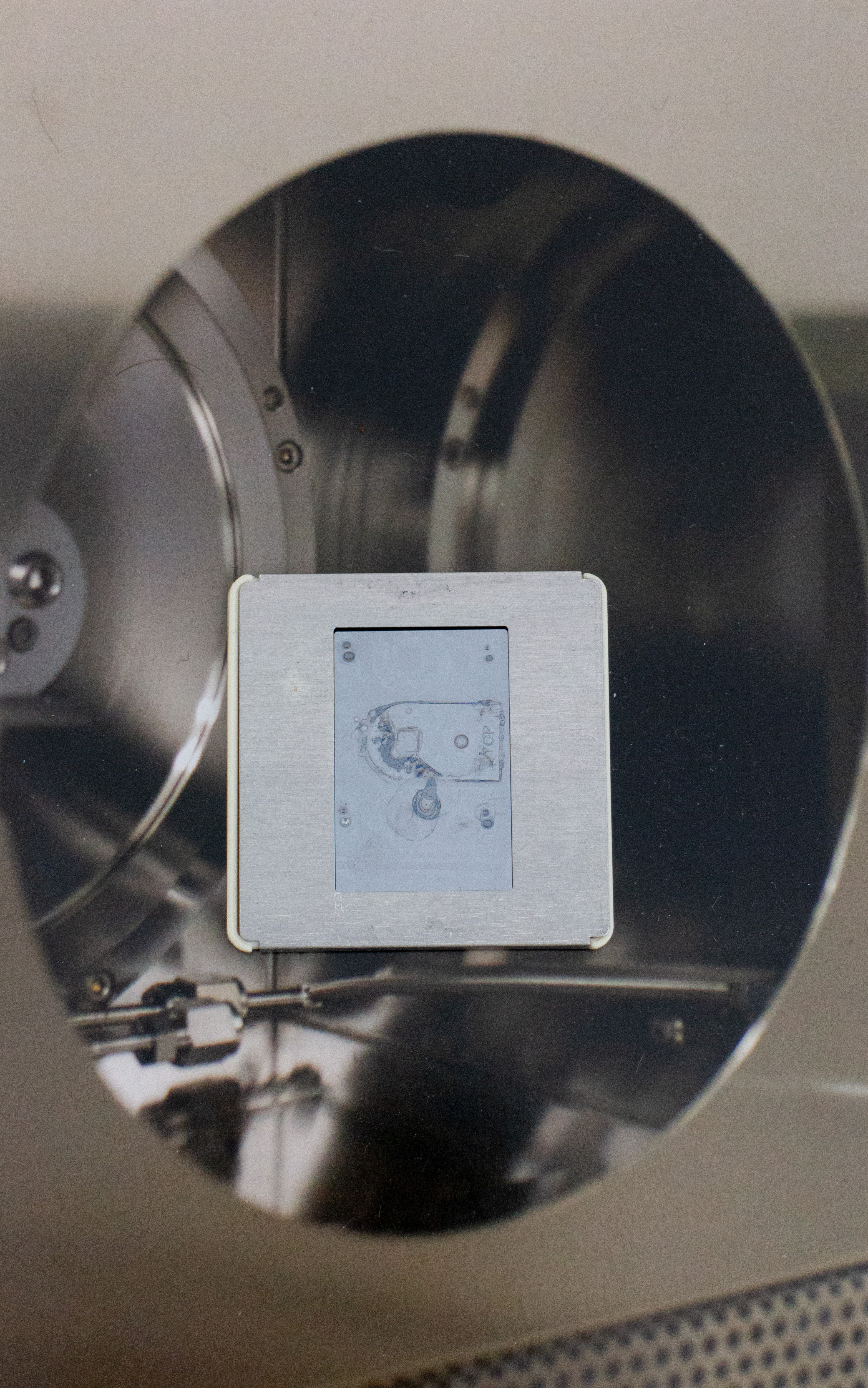 © The very pulse of the machine, inframince, 2026, tirage argentique, circuit gravé sur wafer silicium encadré sur presse-vue diapositive de Sara Bensaltana