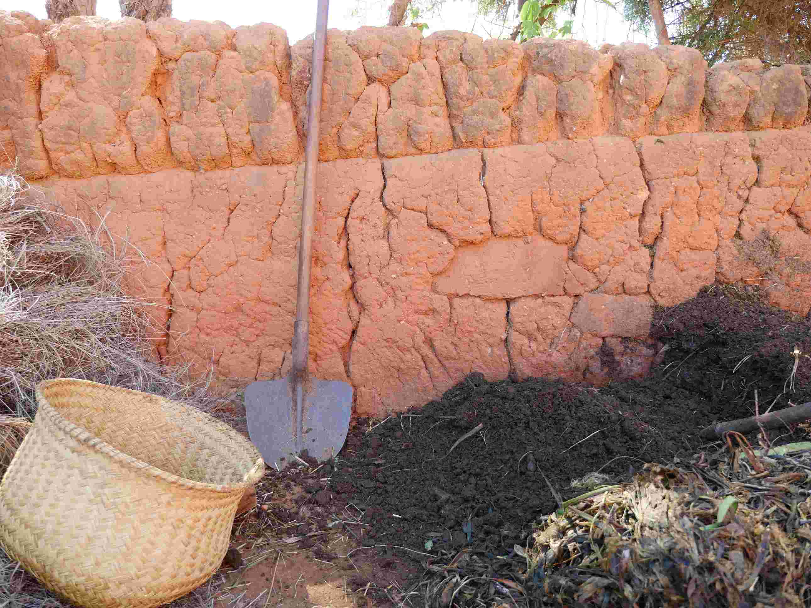 Fertilisation des sols par compostage à Madagascar.  Fertilisation des sols par compostage, Atelier de compostage, utilisation de l'angady (outil traditionnel, bêche) Imerintsiatosika, Région d'Itasy, Madagascar.