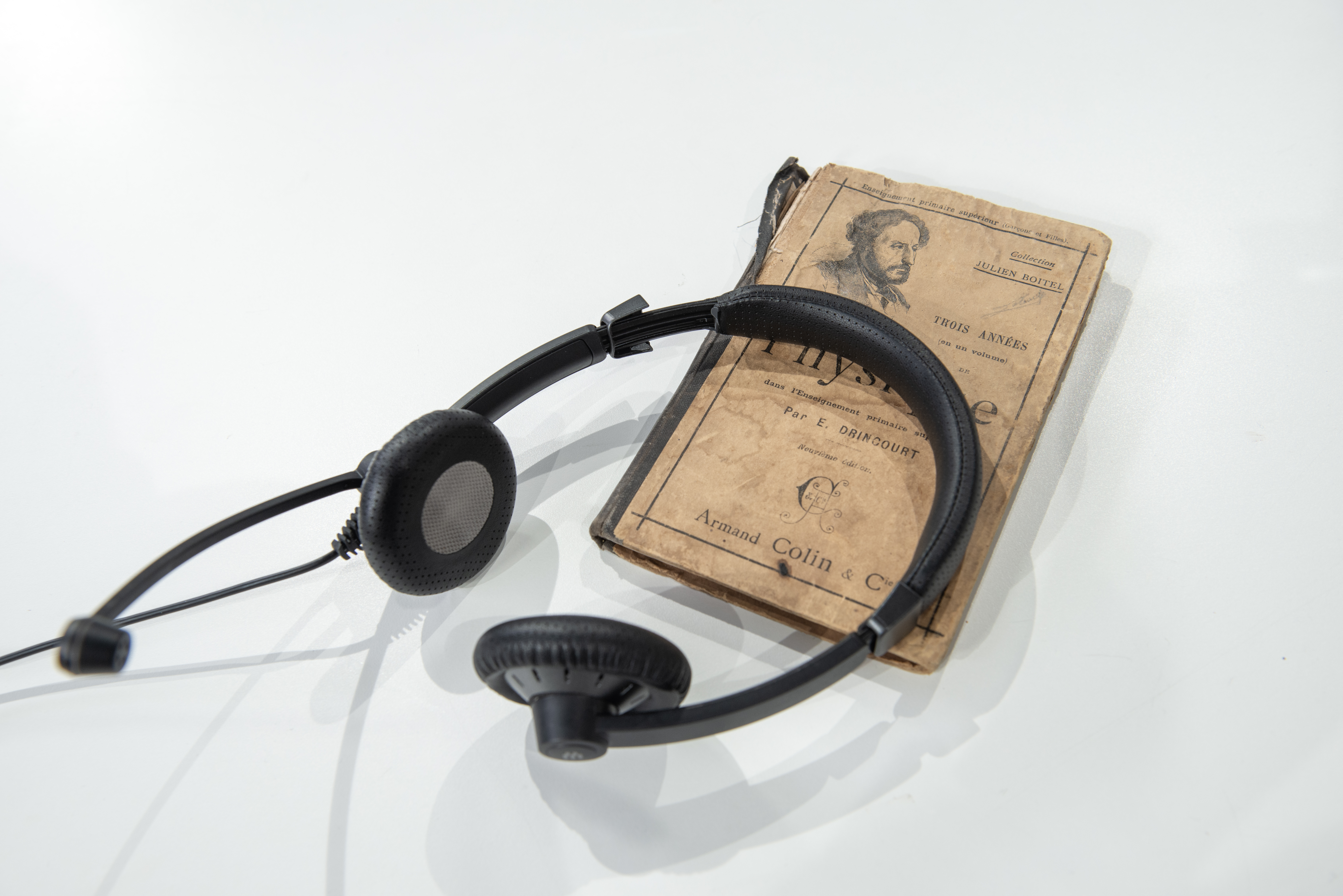 Livre et casque de visioconférence