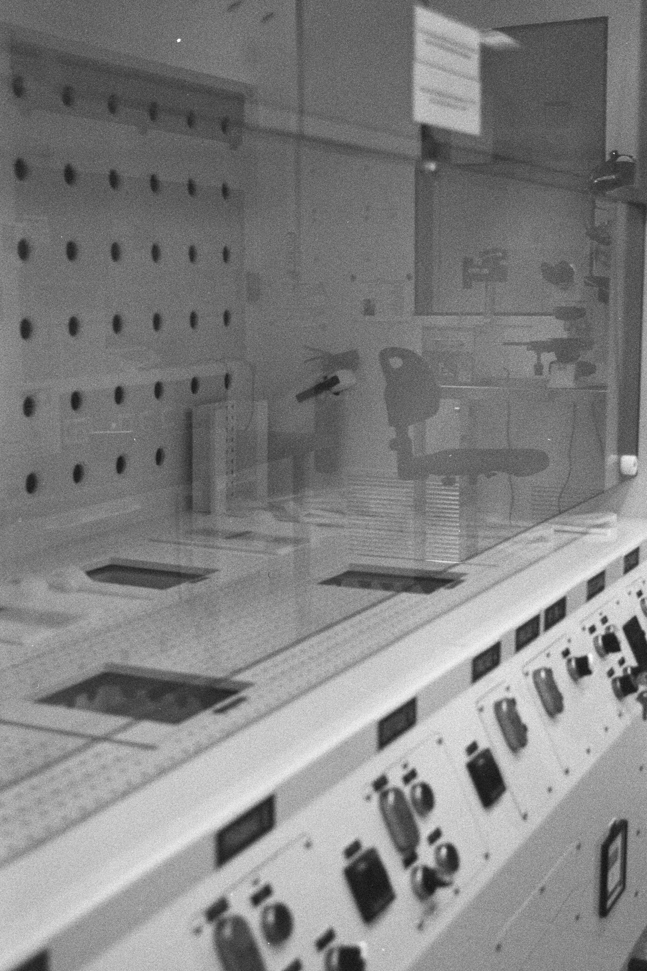 © The very pulse of the machine, inframince, 2025, scan de pellicule argentique sensible infrarouge de Sara Bensaltana