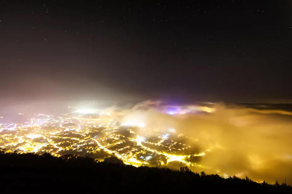 Diffusion dans l’atmosphère de l’éclairage artificiel généré par la ville de Lourdes. Samuel Challéat (2016)