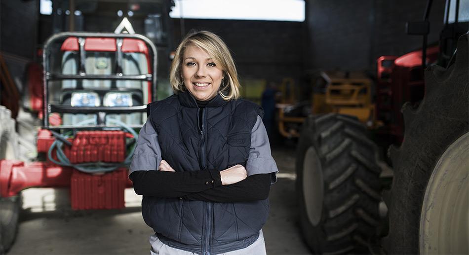 Agricultrice et tracteurs