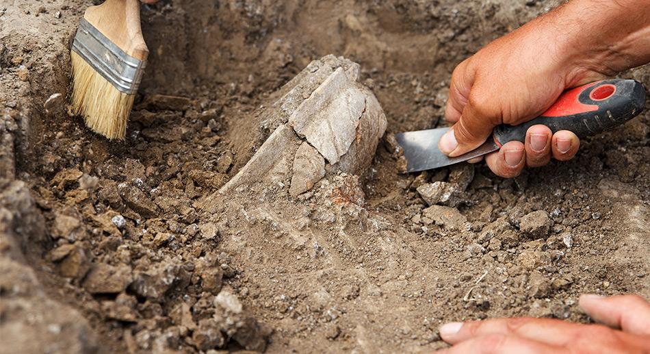 Fouilles archéologique morceaux de poterie en terre cuite
